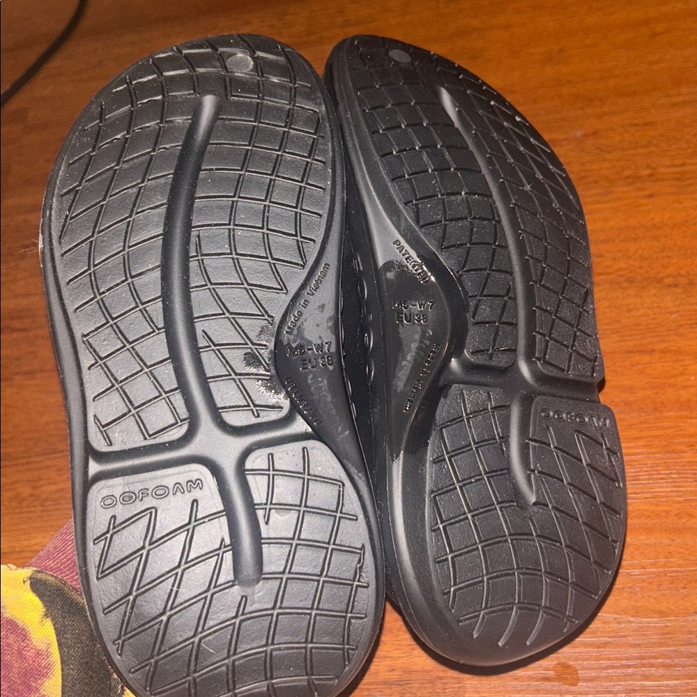 COPY - OOFOS WOMEN'S OOMEGA OOAHH SANDAL BLACK SZ 7 - Picture 5 of 5